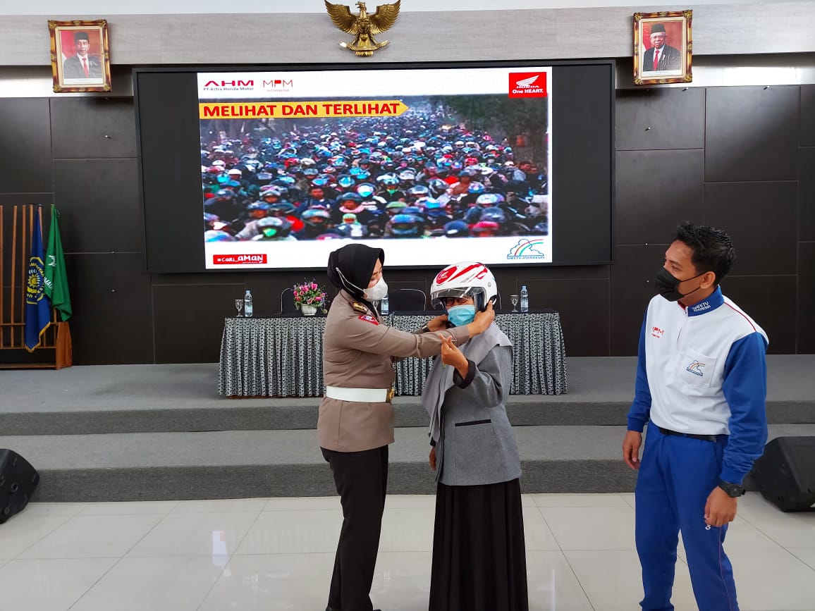 Gandeng Satlantas Polres Gresik , MPM Honda Jatim Berikan Edukasi Safety Riding di Universitas Muhammadiyah Gresik.